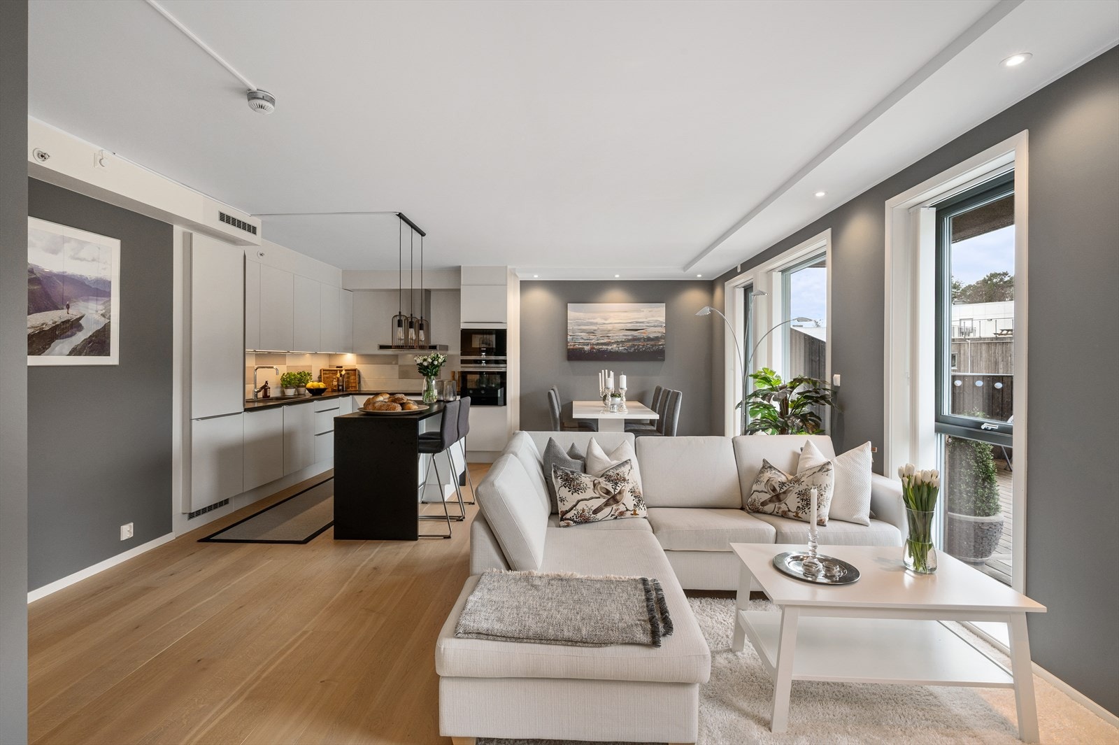 I tillegg til sofagruppe, er det også god plass til en hyggelig og sosial spisestue. Galleribilde