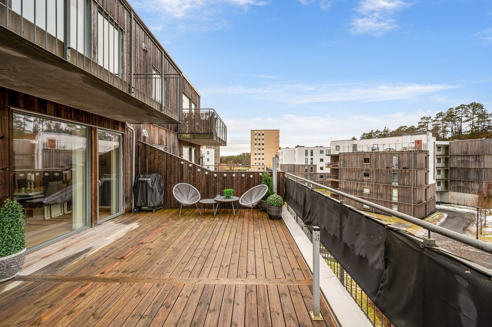 Selger opplyser om sol på terrassen helt fra kl 11:45 til rundt kl 20:45 på sommerstid. Galleribilde