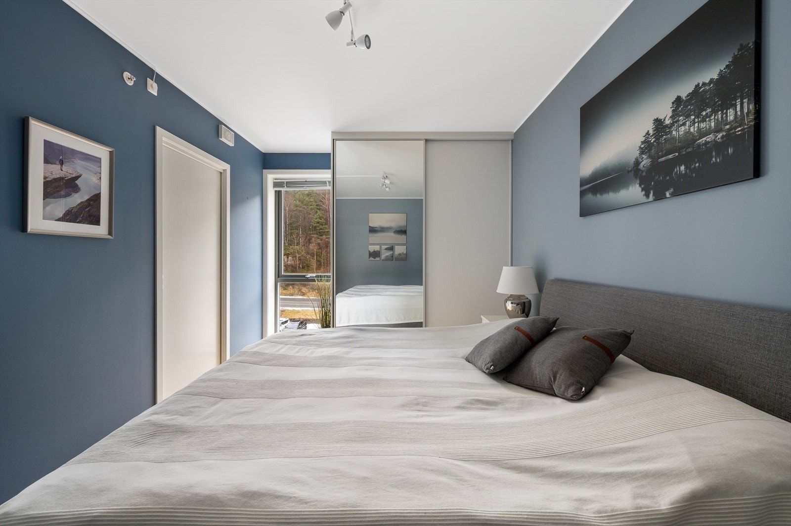 Det er god plass til både dobbeltseng, annet soveromsmøblement og en romslig garderobeløsning for oppbevaring. Galleribilde