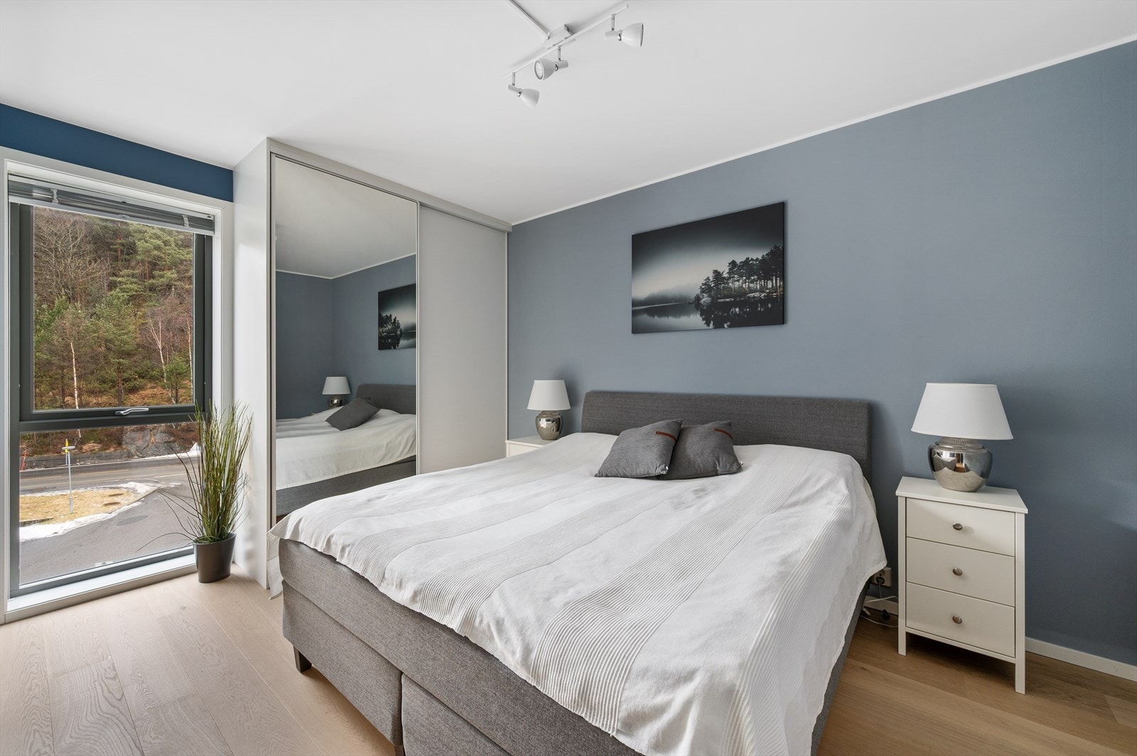 Leilighetens hovedsoverom er av meget god størrelse og måler 12 m². Galleribilde