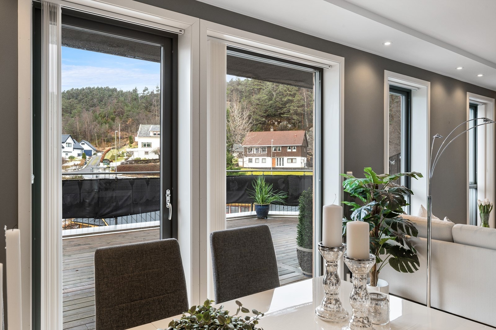 Fra oppholdsrommet er det utgang til en herlig vestvendt terrasse på 38 m². Galleribilde