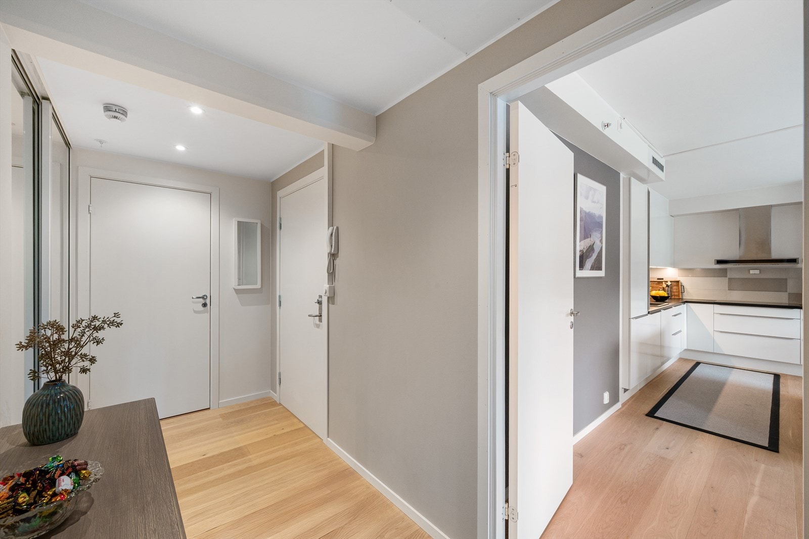 Fra entréen er det adkomst til leilighetens oppholdsrom - en lys og åpen stue-/kjøkkenløsning på hele 35,8 m². Galleribilde