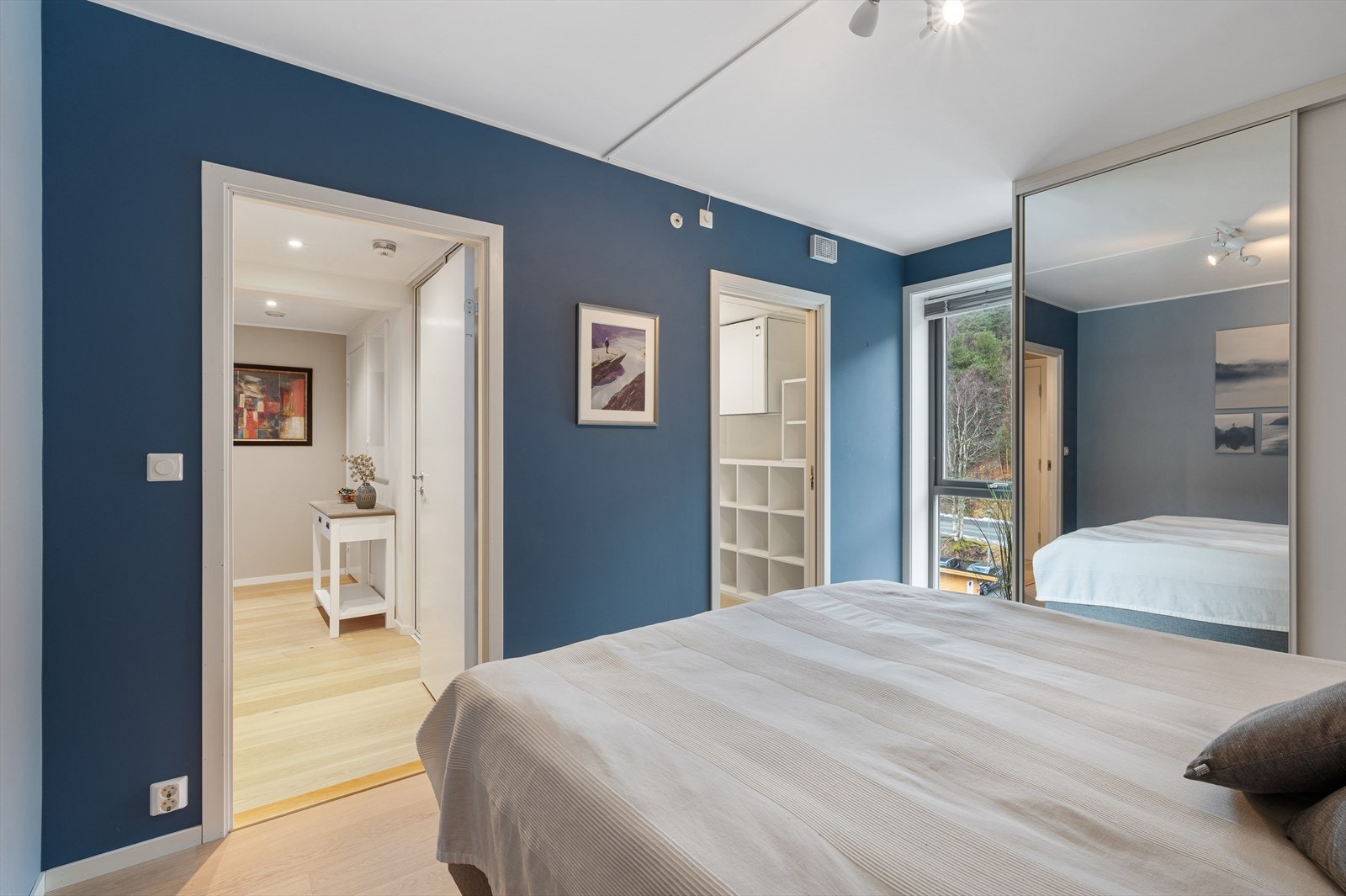 Herfra har du adkomst til ditt helt egne walk-in-closet! Galleribilde