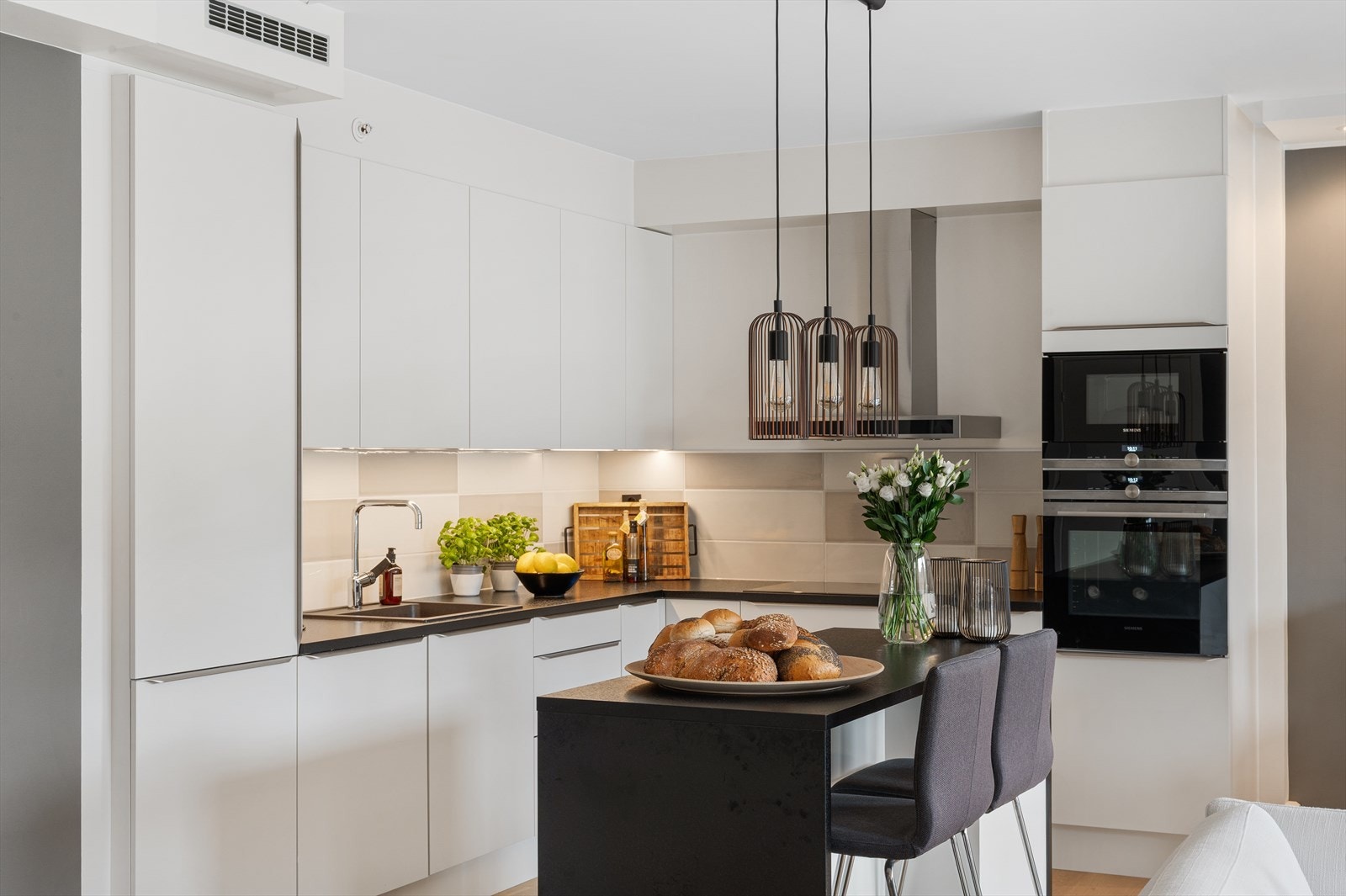 Kjøkkenet har en meget funksjonell utforming med store arbeidsflater samt rikelig med skap- og skuffeplass. Galleribilde