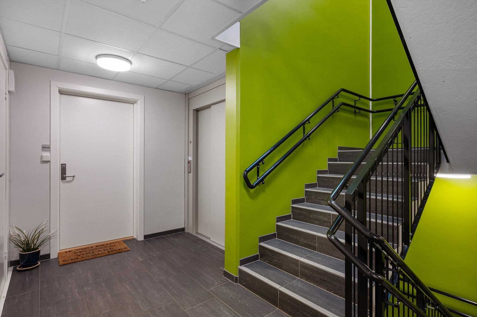 Leiligheten ligger fint til i byggets fjerde etasje og har adkomst både via heis og felles trappeoppgang Galleribilde