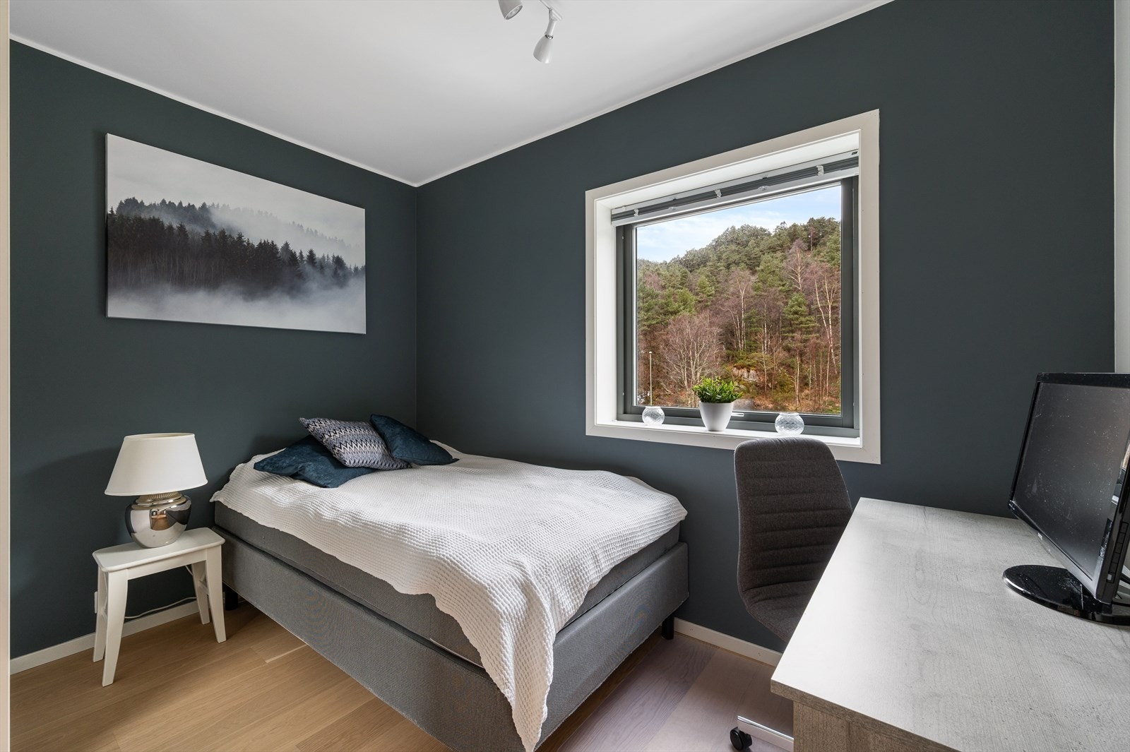 Også her er det god plass til både seng, soveromsmøblement og en praktisk garderobeløsning. Galleribilde