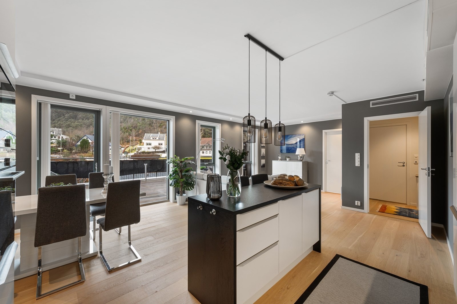 Gjennomgående vindusflater og rikelig med naturlig lysinnslipp skaper en trivelig atmosfære og bidrar til en økt romfølelse. Galleribilde