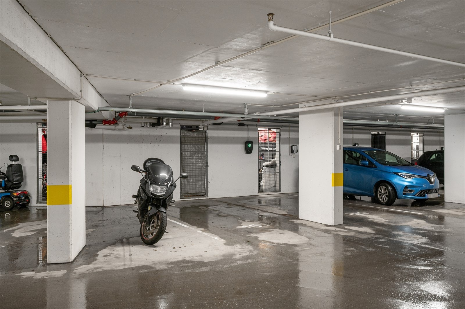 Med leiligheten følger en fast parkeringsplass i lukket garasjeanlegg. Med samtykke fra styret kan det anlegges ladepunkt for elbil. Galleribilde