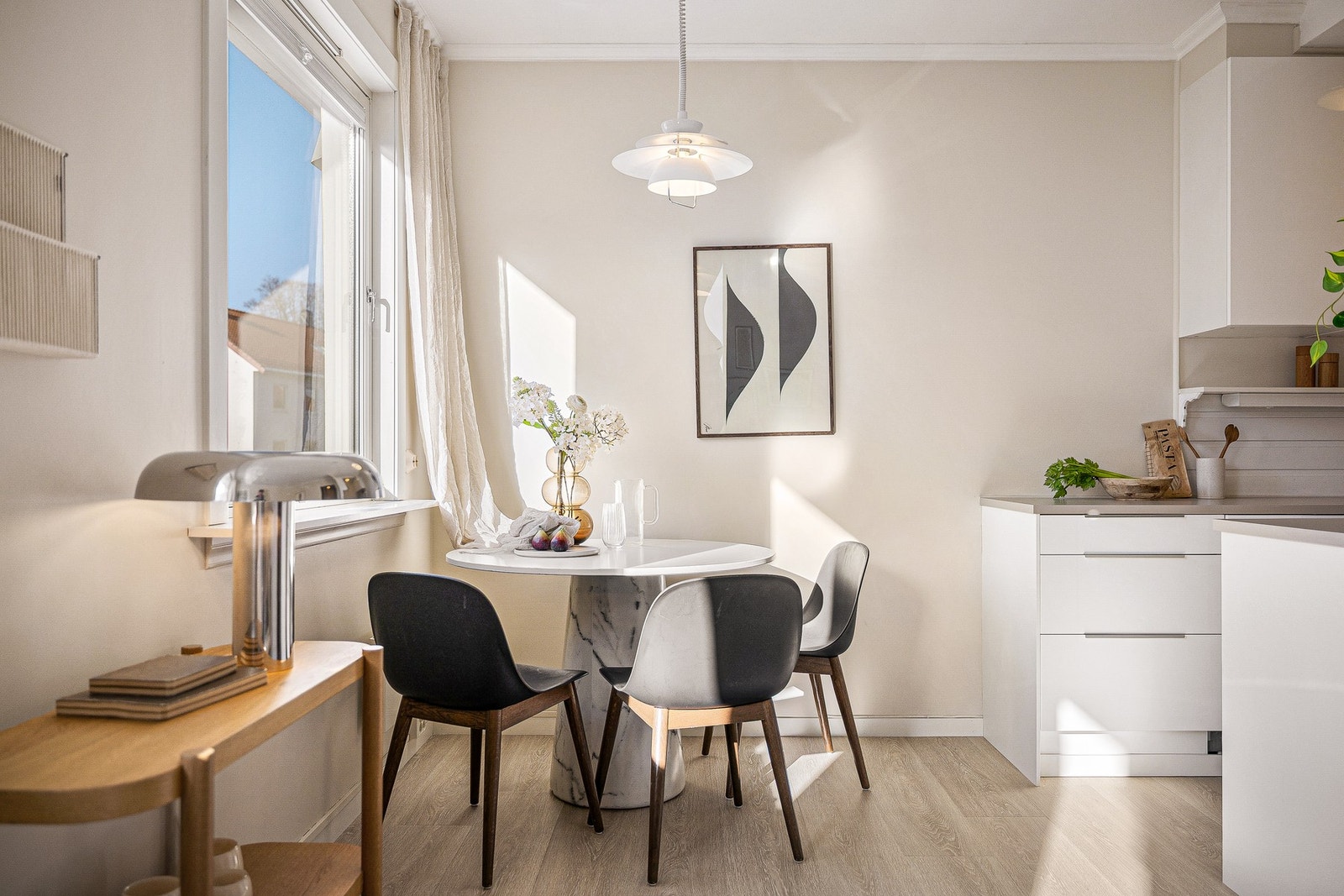 Ved kjøkkenet er det god plass til spisebord Galleribilde