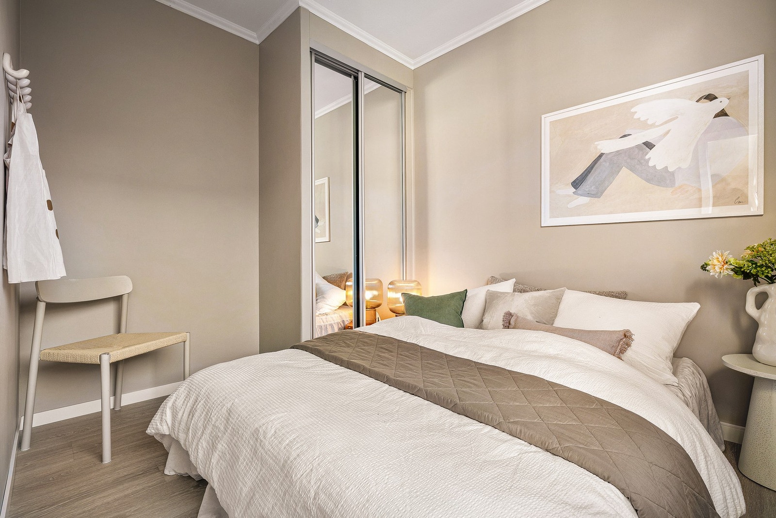 Skyvedørsgarderobe med god oppbevaringsplass - I tillegg er det plass til mer oppbevaring, eventuelt et skrivebord i nisjen til venstre Galleribilde