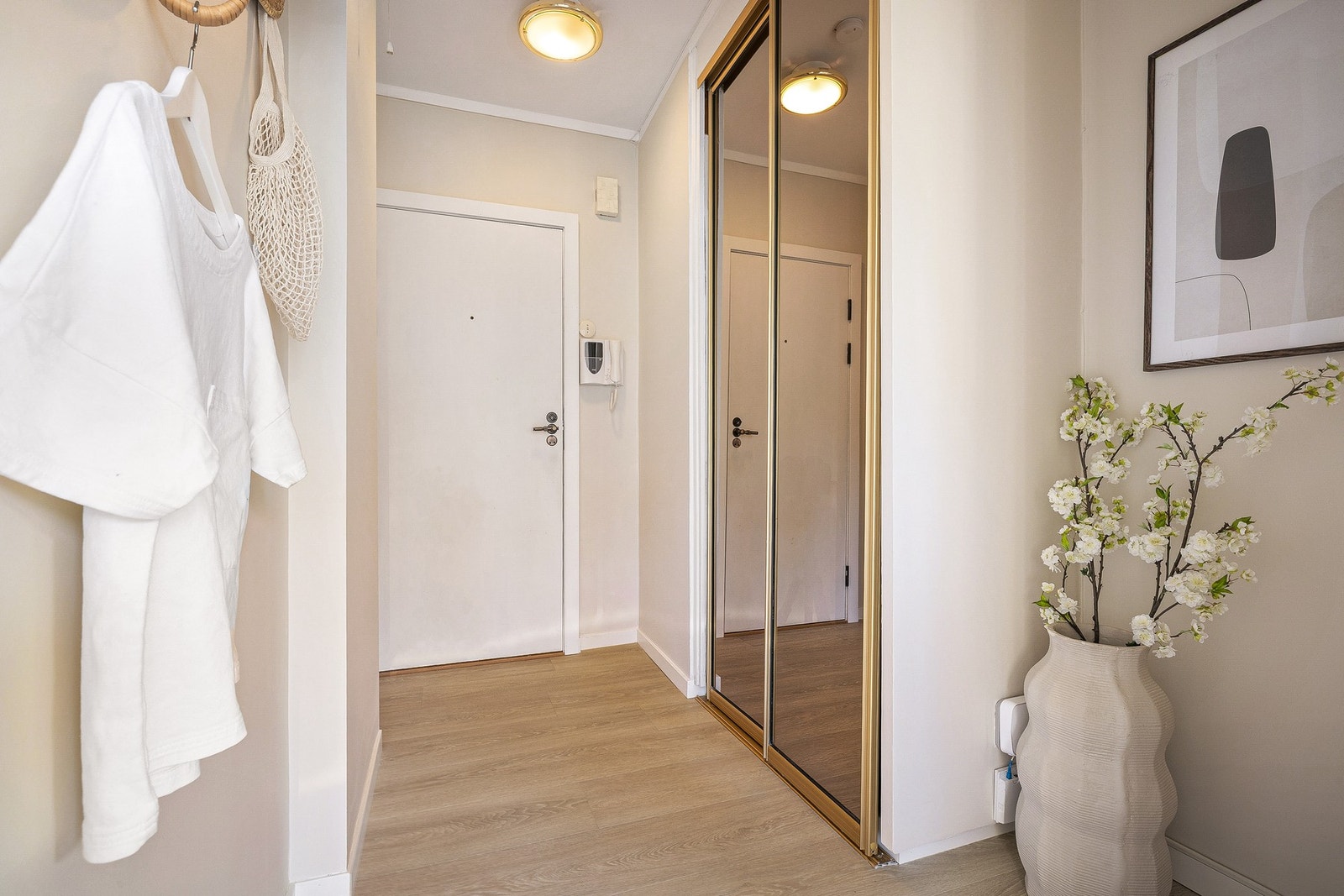 Entréen har stor skyvedørsgarderobe med god oppbevaringsplass Galleribilde