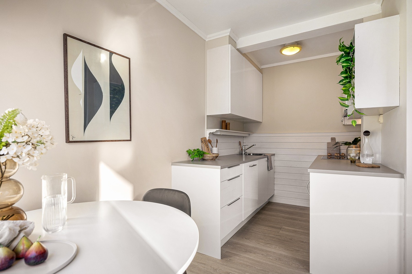 Moderne og tidløst kjøkken med alt du trenger Galleribilde