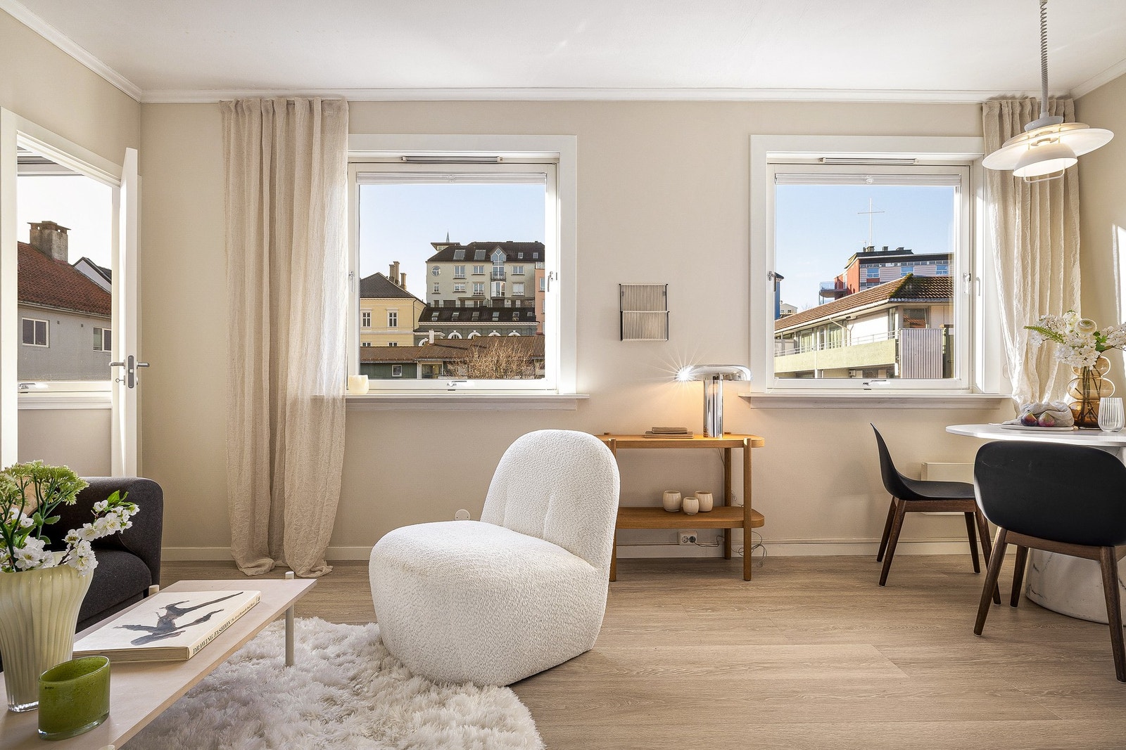 Leiligheten ligger høyt, fritt og usjenert med god avstand til annen bebyggelse - Det er sjelden vare i sentrum Galleribilde