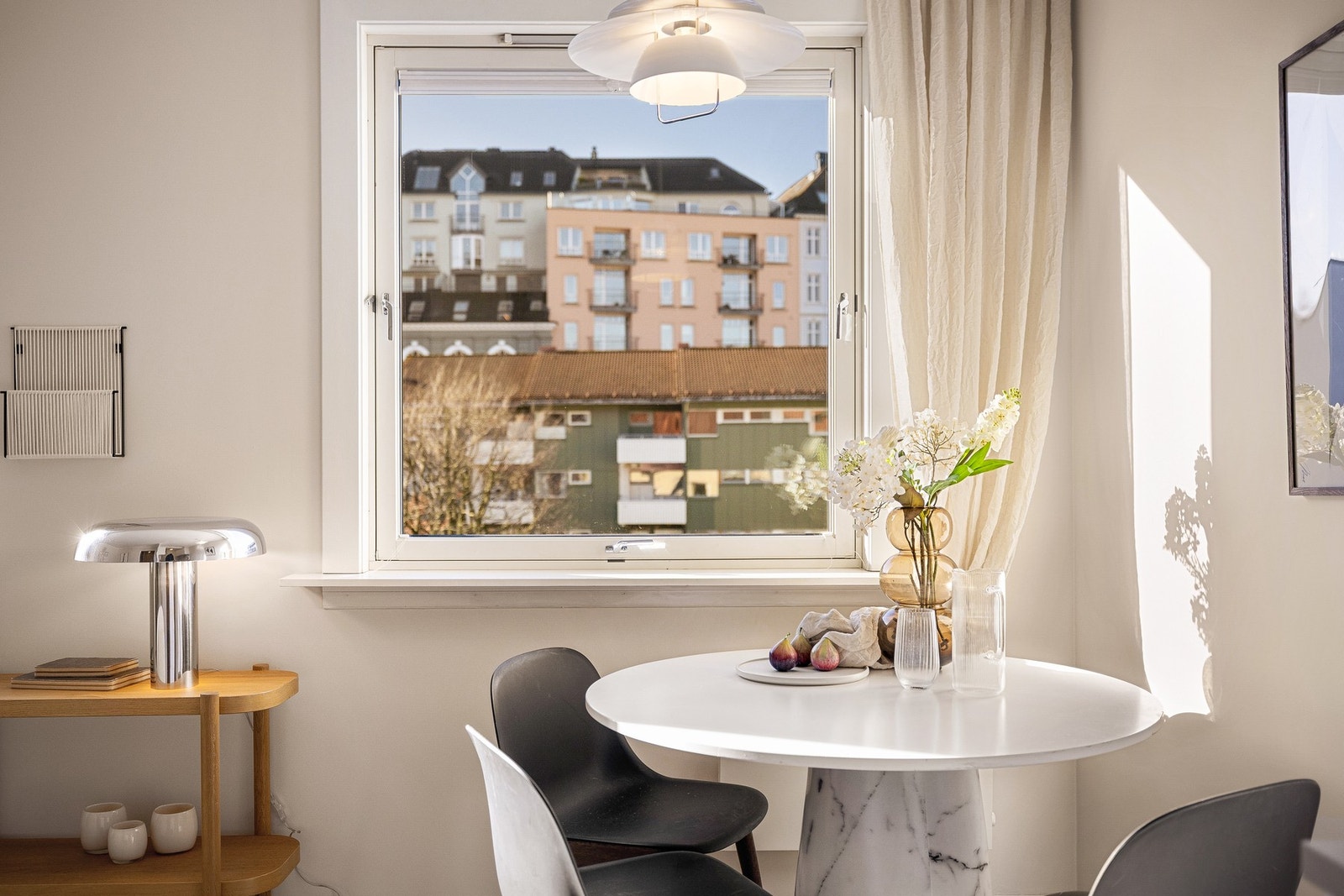 To sørvendte vindu i stuen gir godt naturlig lys Galleribilde