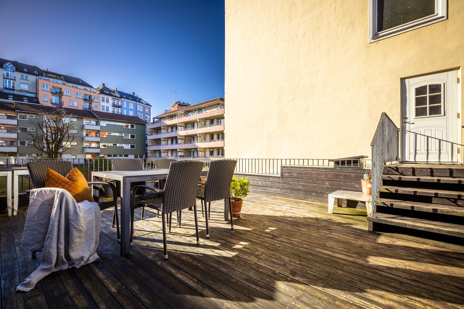 I etasjen under er det stor felles takterrasse som gir deg en nydelig plass å oppholde deg på varme sommerdager Galleribilde