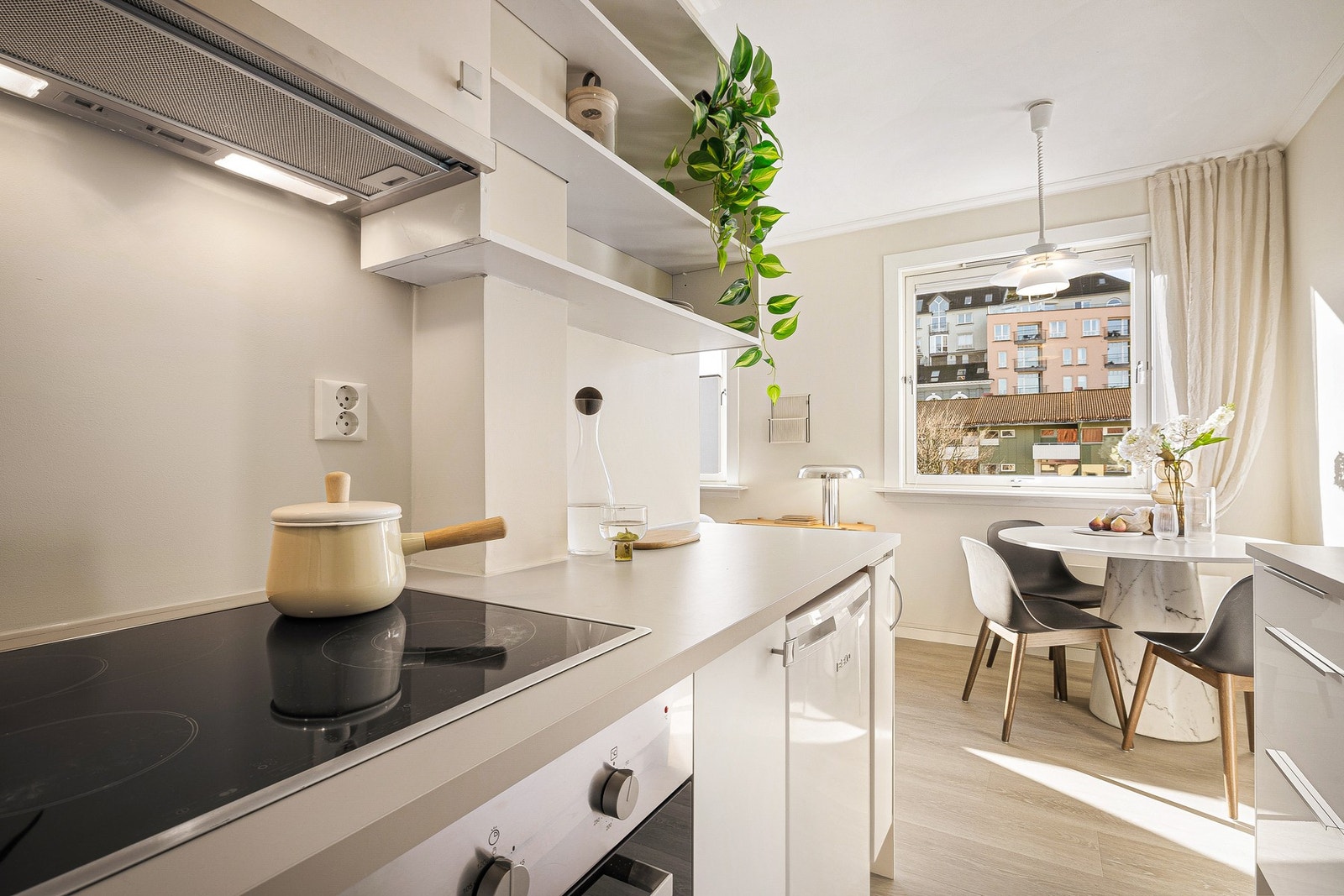 Kjøkkenet har fått ny benkeplate og integrert oppvaskmaskin i 2026 Galleribilde