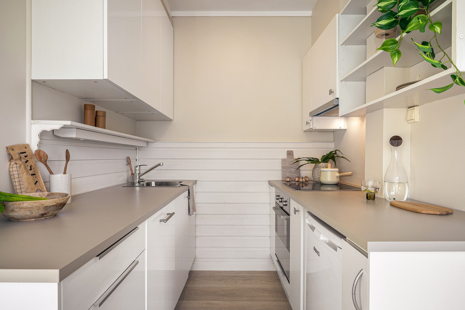 Kjøkkenet har både platetopp, stekeovn, oppvaskmaskin og kjøleskap - I tillegg er det god arbeidsplass til kokken Galleribilde