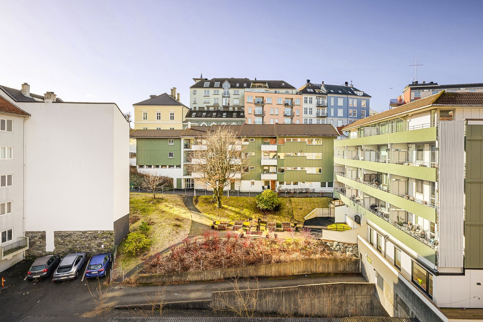 Leiligheten vender mot en fredelig bakgård som gjør at du merker lite den den meget sentrale beliggenheten Galleribilde