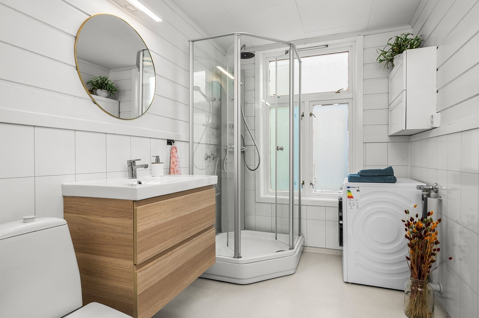 Bad nummer 1 er på hele 5,6 m² fra 2010 og byr på god plass til praktiske løsninger Galleribilde