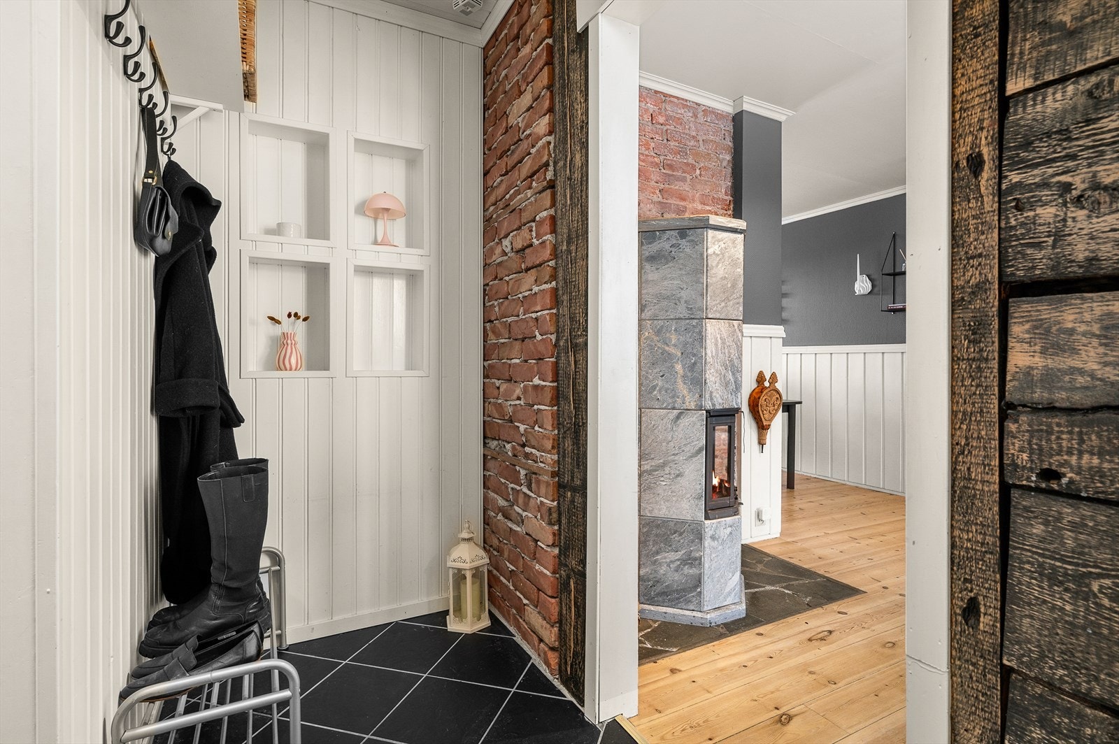 Velkommen inn! Sjarmerende entré med særegne kvaliteter og originale detaljer Galleribilde