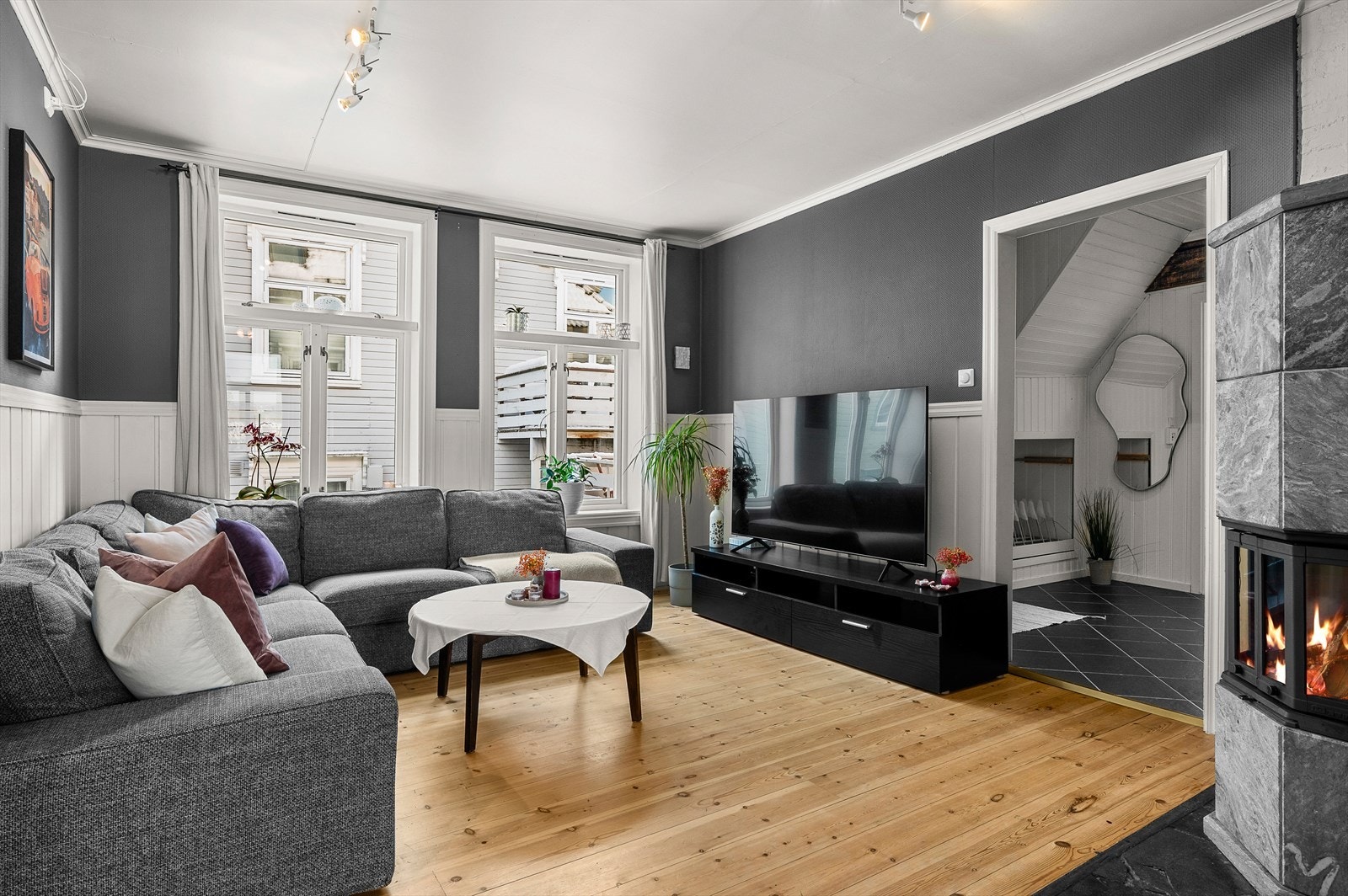 Her får du en delvis åpen løsning mellom stue og kjøkken, noe som skaper en god romfølelse og fin flyt gjennom leiligheten Galleribilde