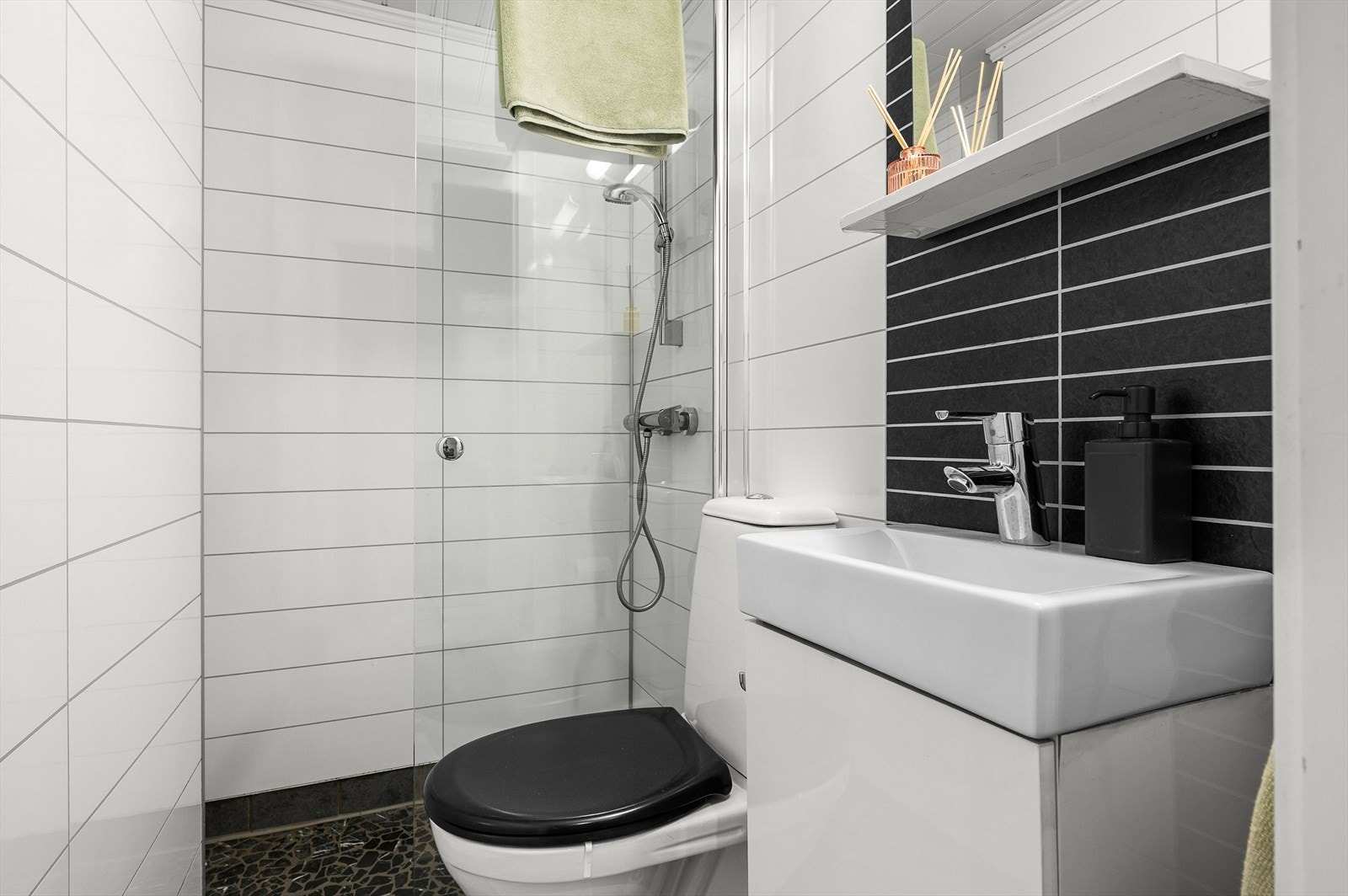 Bad nummer 2 er fra 2013 og ligger smart plassert med enkel adkomst fra entreen Galleribilde