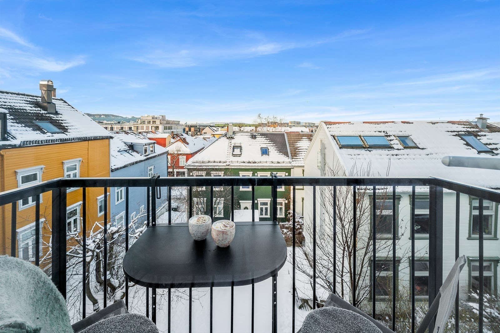 Balkongen byr på en sjarmerende utsikt over takene på Møllenberg Galleribilde