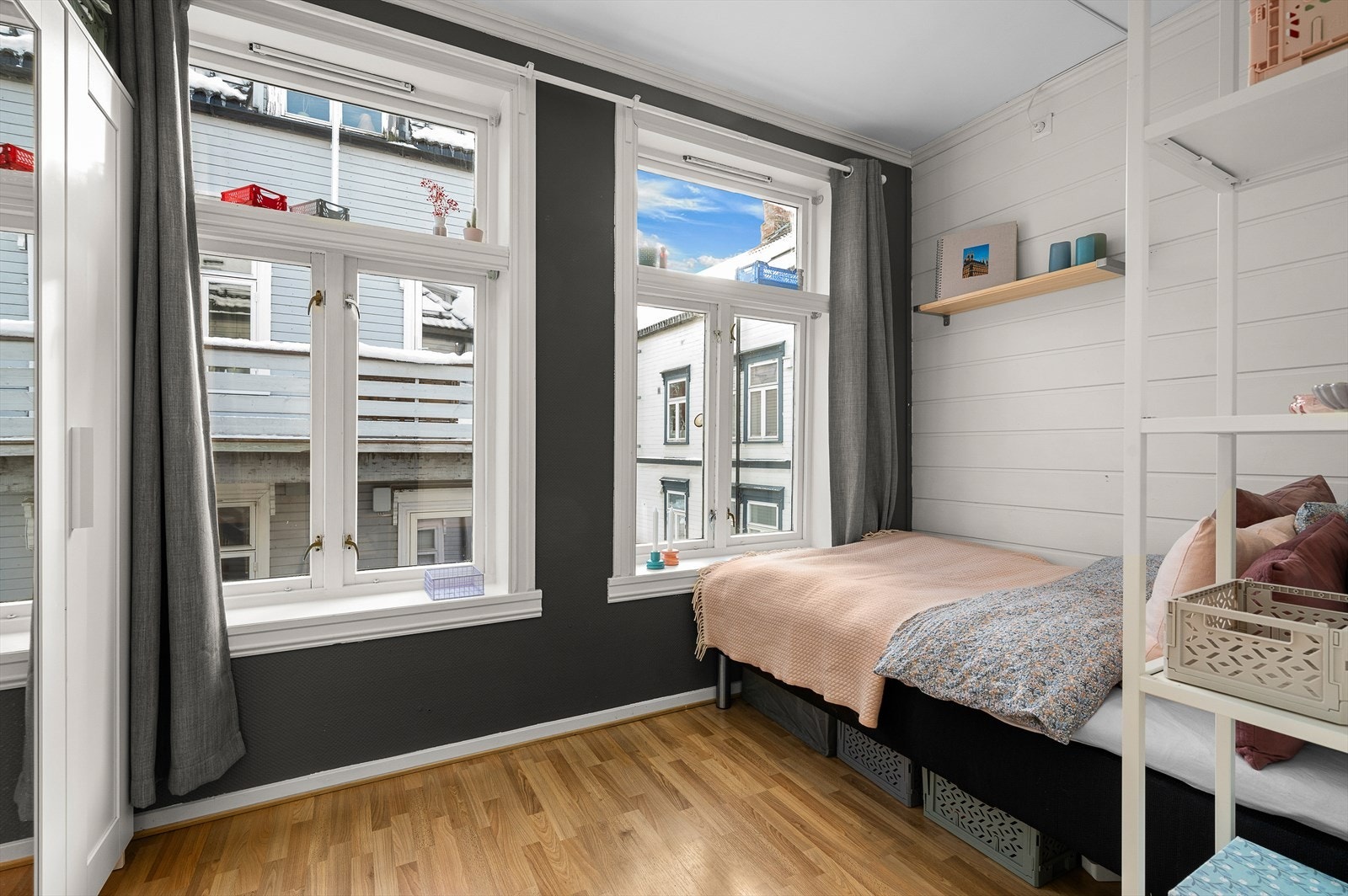 Soverom 3 med god plass til stor seng, kontorbord og skap Galleribilde