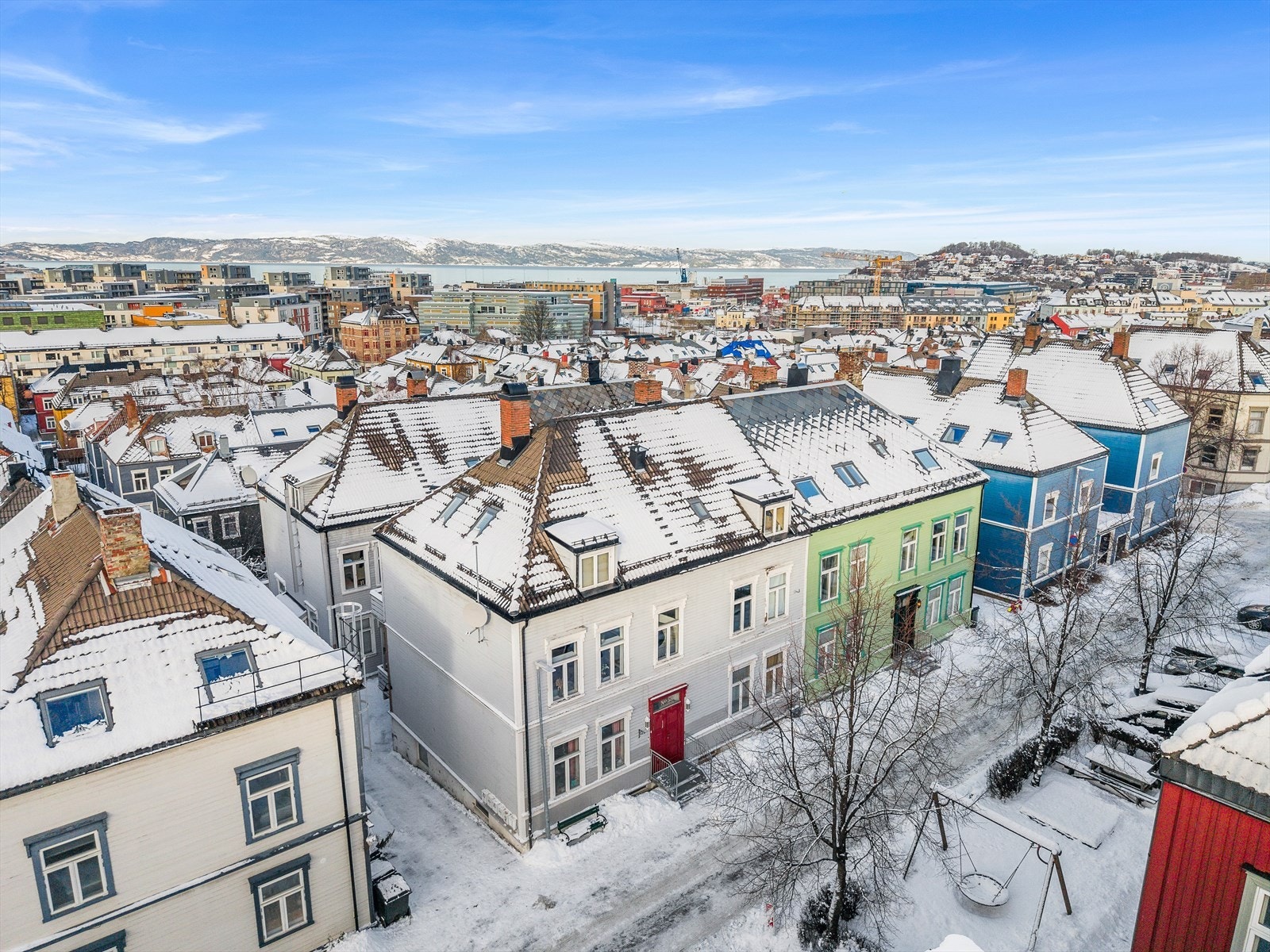 Med leilighetens beliggenhet har du kort gange til kollektivtransport og med kun ca. 5 minutter gange til Solsiden kjøpesenter. Galleribilde