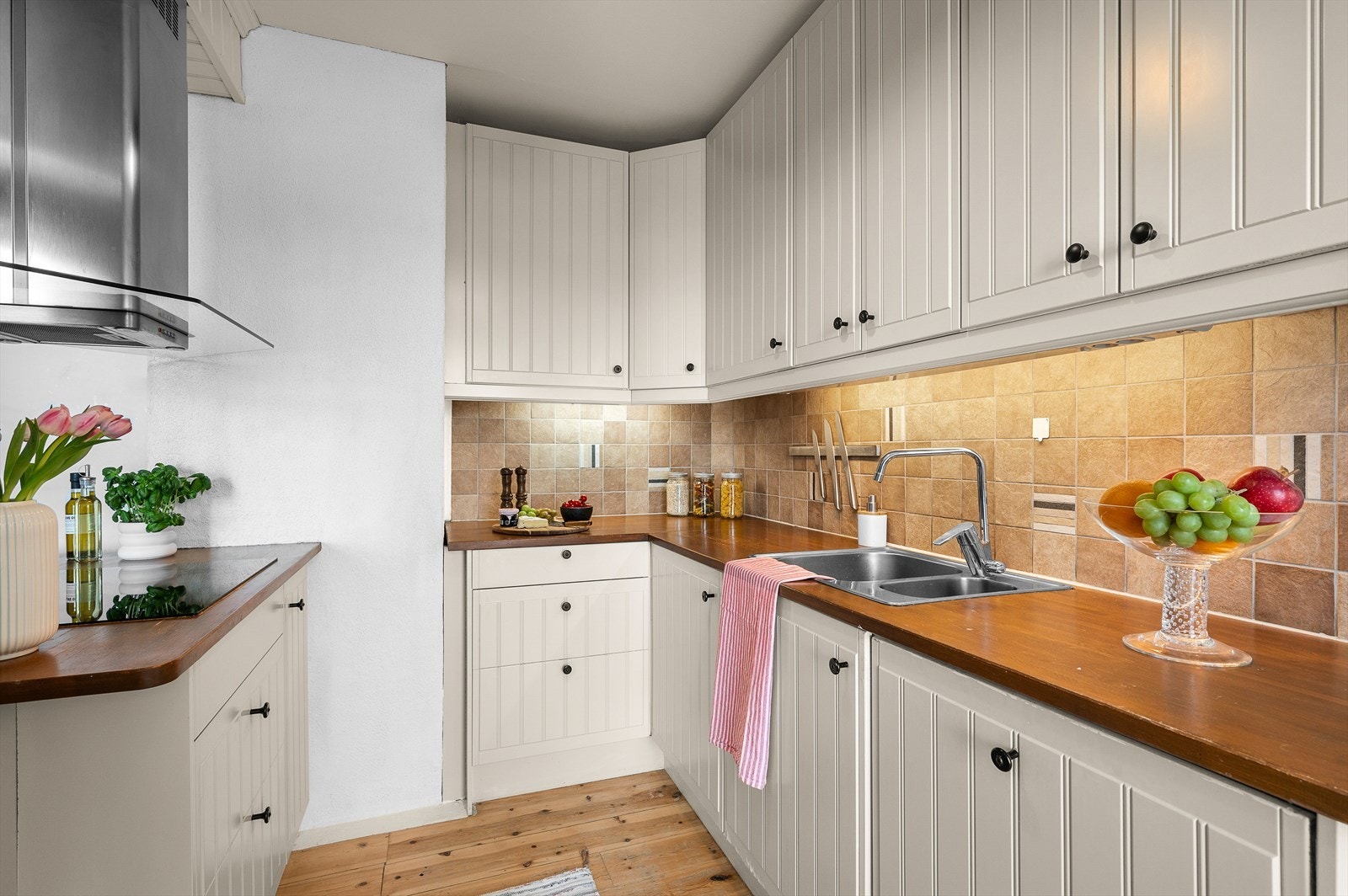 Kjøkkenet har rikelig med benkeplass og gode oppbevaringsmuligheter Galleribilde