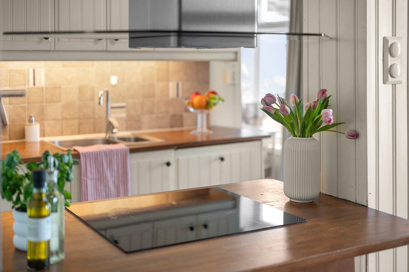 Det er integrert komfyr, mikrobølgeovn, ventilator og oppvaskmaskin. Galleribilde