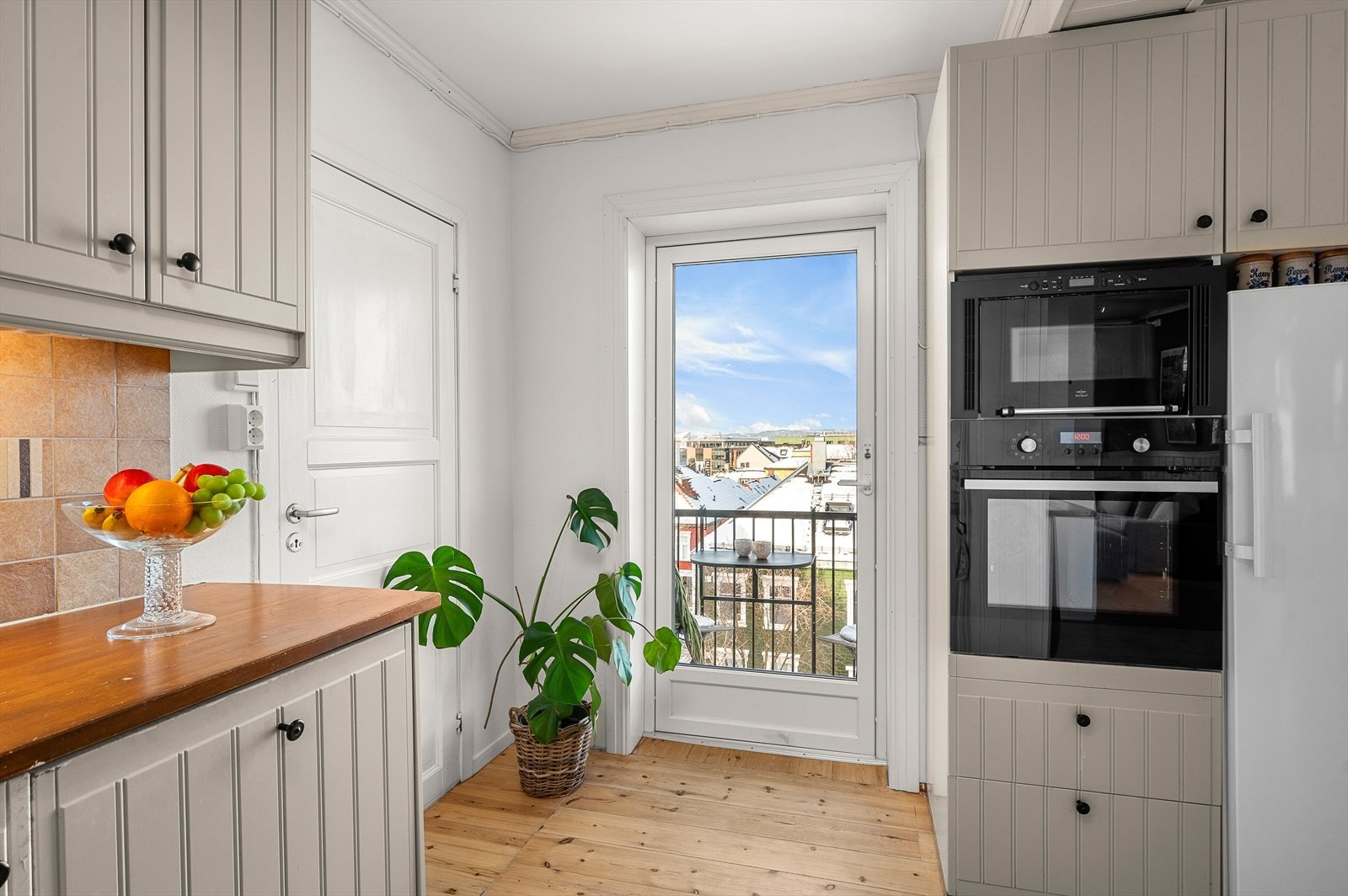 Kjøkkenet har utgang til en koselig balkong, perfekt for morninger og en kopp kaffe Galleribilde