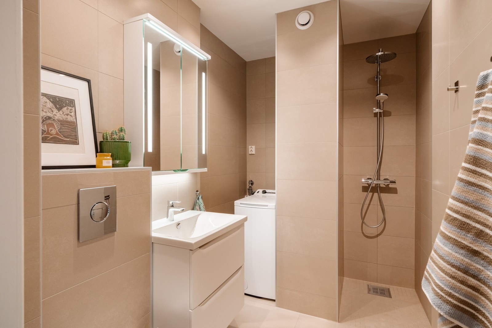 Downlights i himling, varmekabler i gulv og opplegg for vaskemaskin. Galleribilde