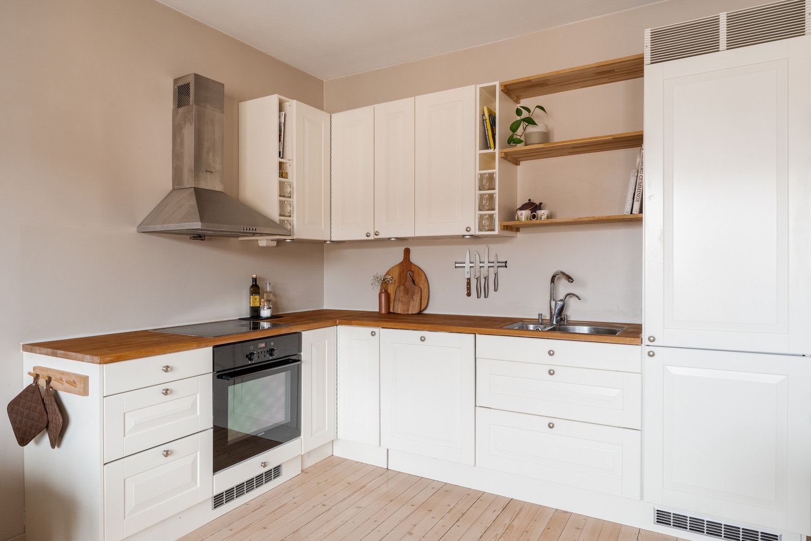 Kjøkkenet har slette fronter og benkeplate i heltre. Galleribilde