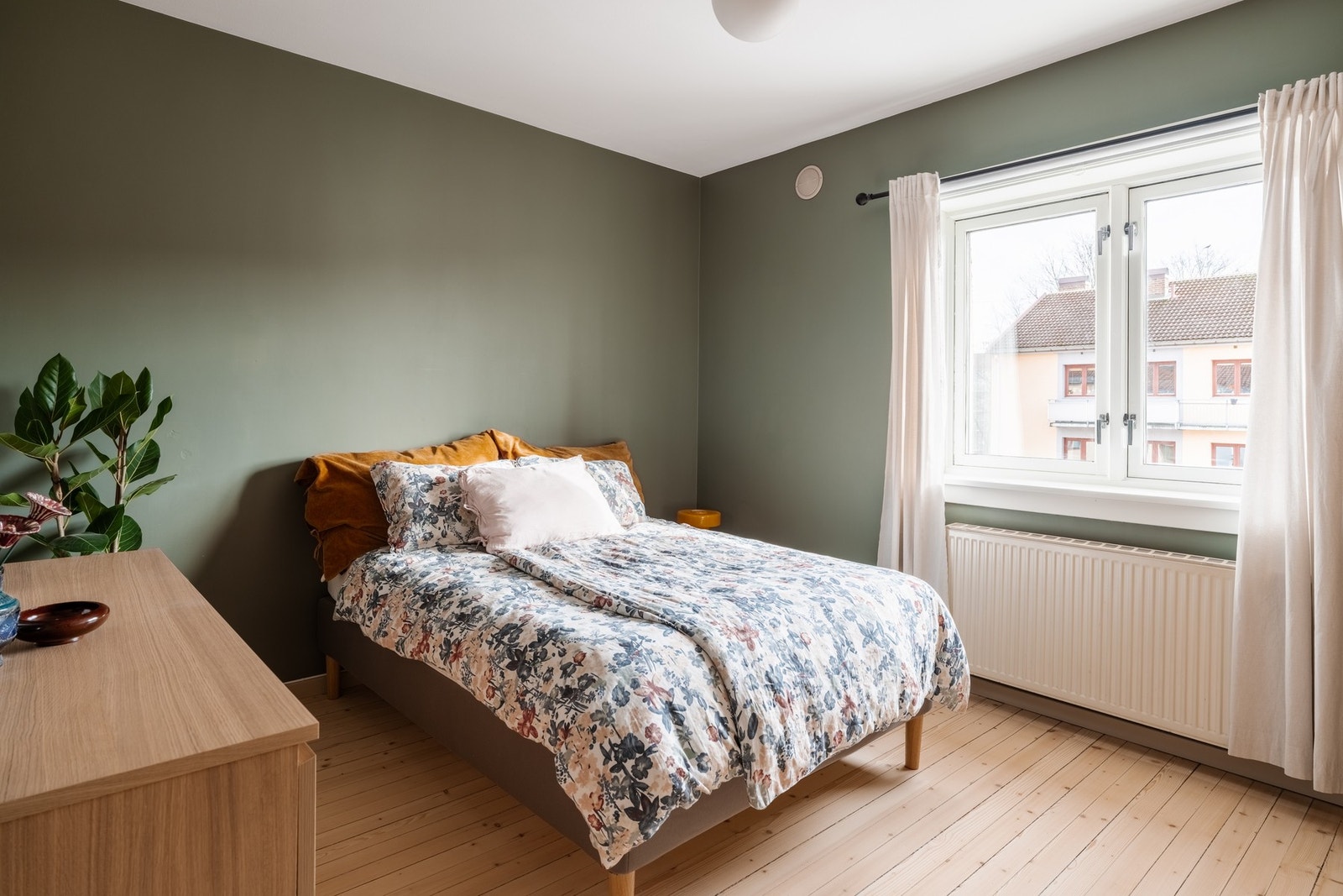 Romslig hovedsoverom med god plass til dobbeltseng, nattbord og garderobe. Galleribilde