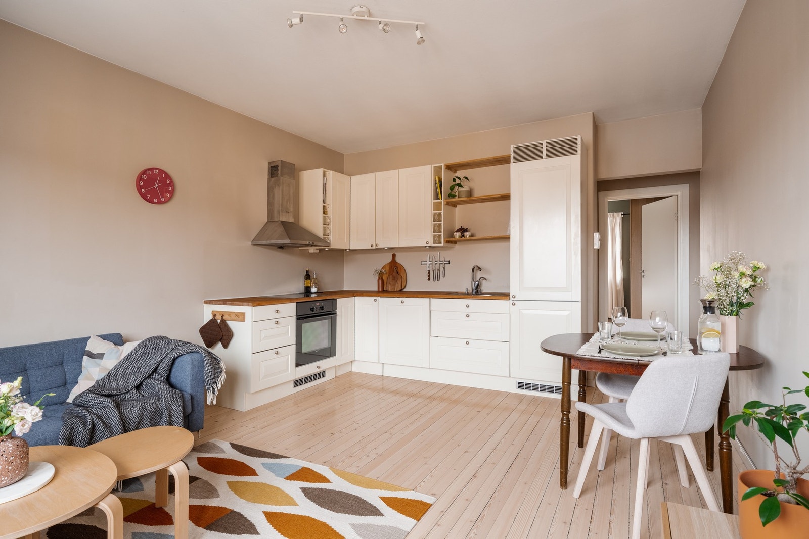 Pent kjøkken i åpen og sosial løsning. Galleribilde