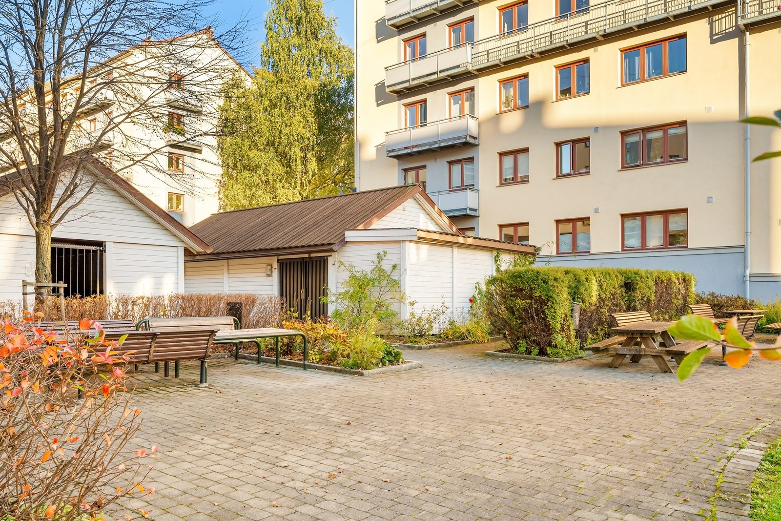 Pent opparbeidet og skjermet gårdsrom med sittegrupper. Galleribilde