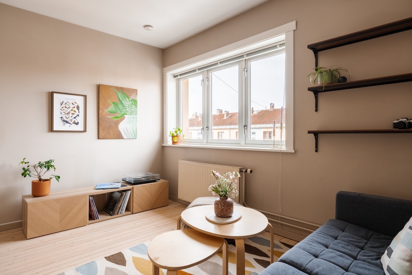 Store vindusflater sørger for godt med lysinnslipp og en luftig romfølelse. Galleribilde