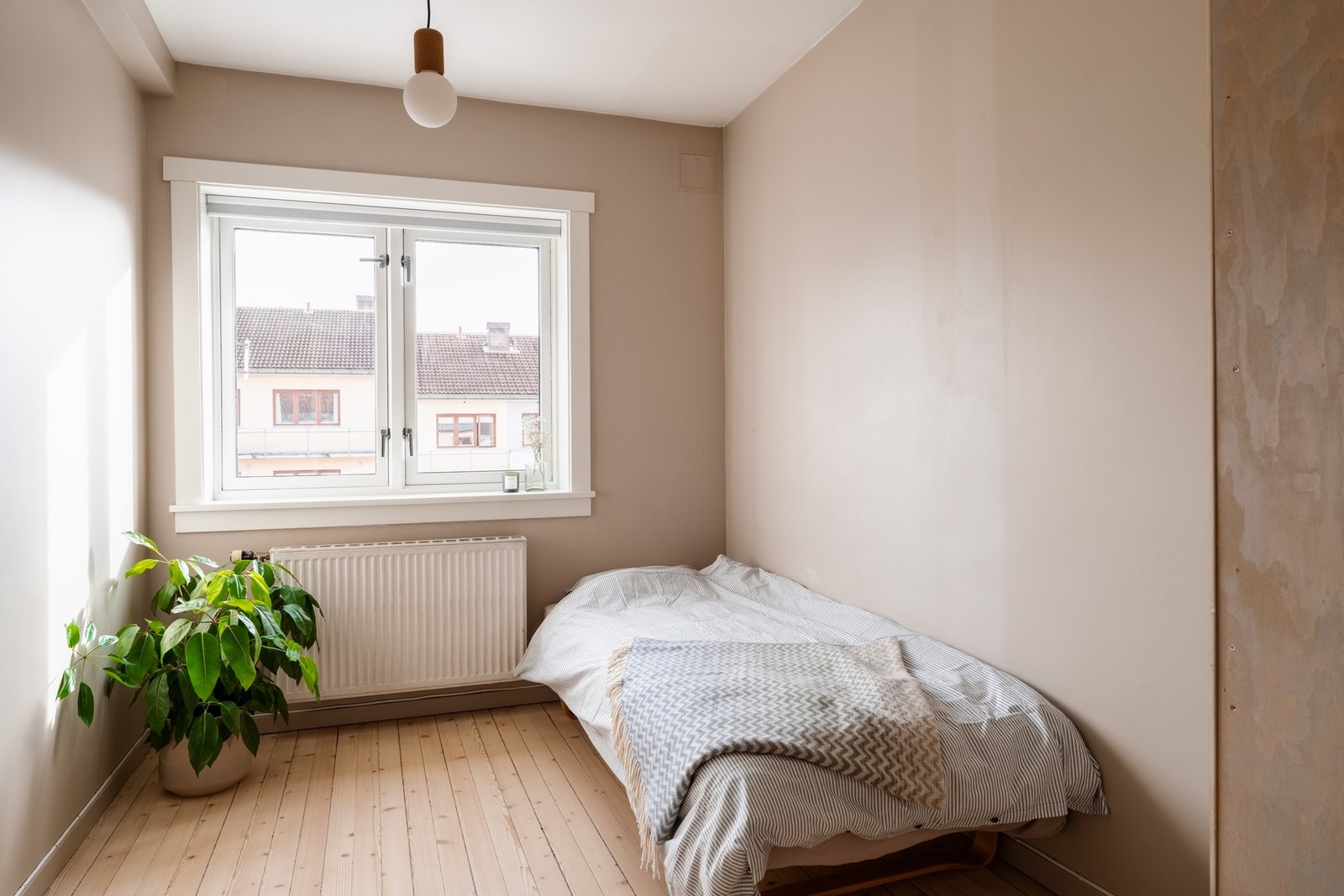 Soverom 2 er lyst og fint med god plass til seng, nattbord og garderobe. Galleribilde