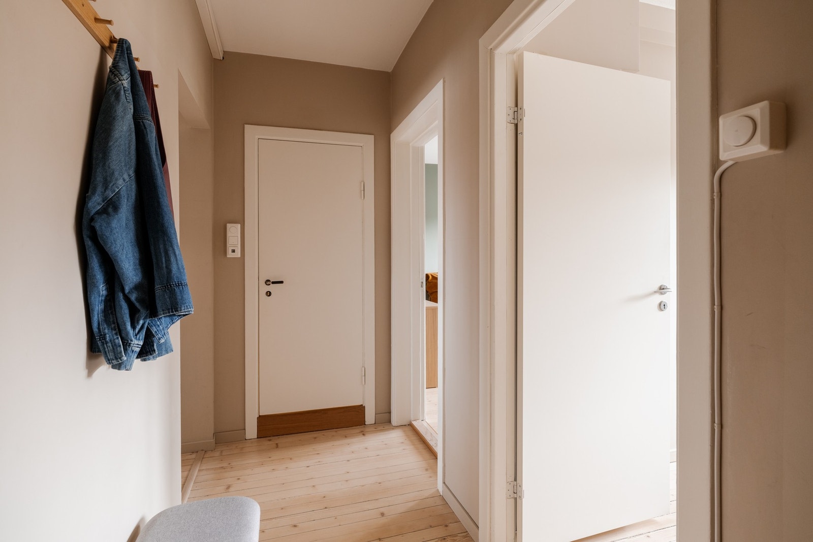 Innbydende entré med god plass til oppbevaring av yttertøy og sko. Galleribilde