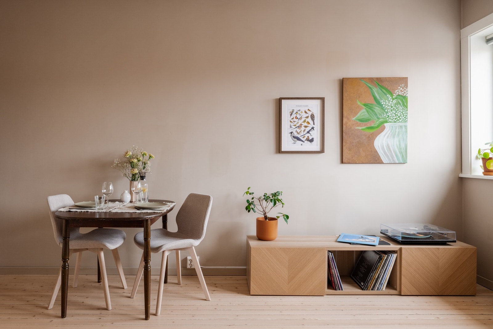 Originale tregulv og slette overflater i tidsriktige fargetoner. Galleribilde