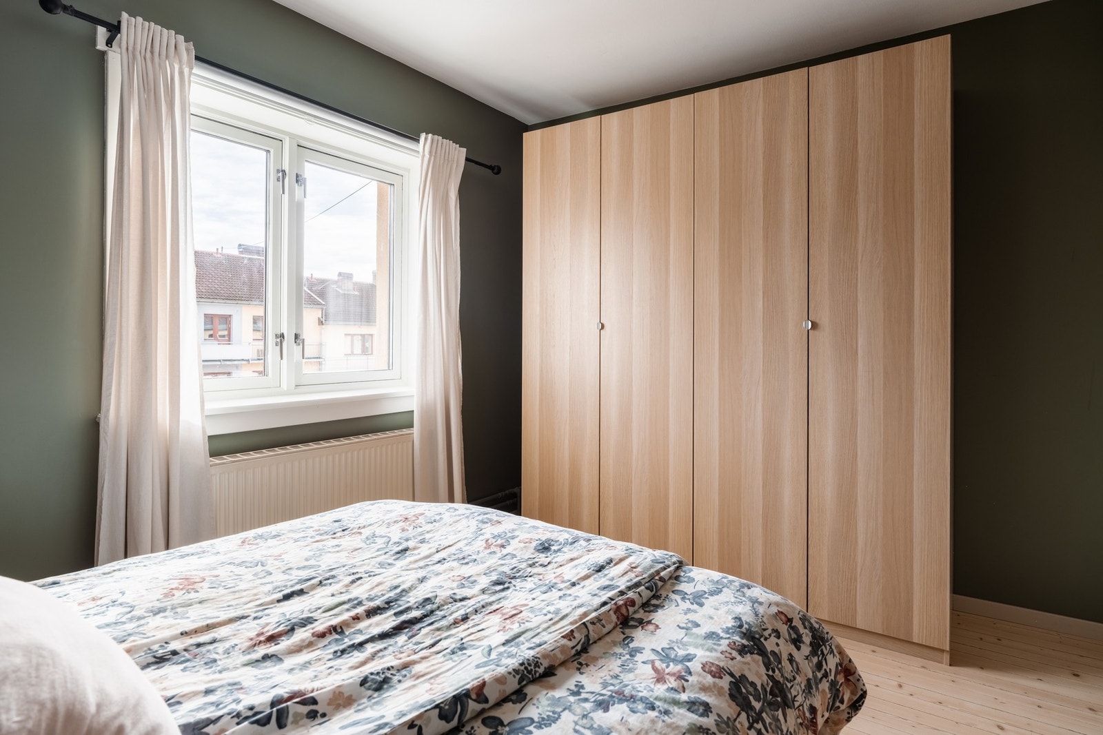 God oppbevaringsplass i stort garderobeskap. Galleribilde