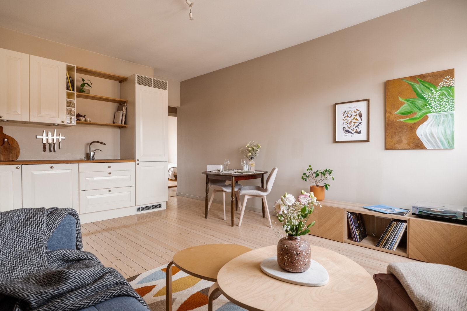 Lys og romslig stue med god plass til både sofagruppe og spisebord. Galleribilde