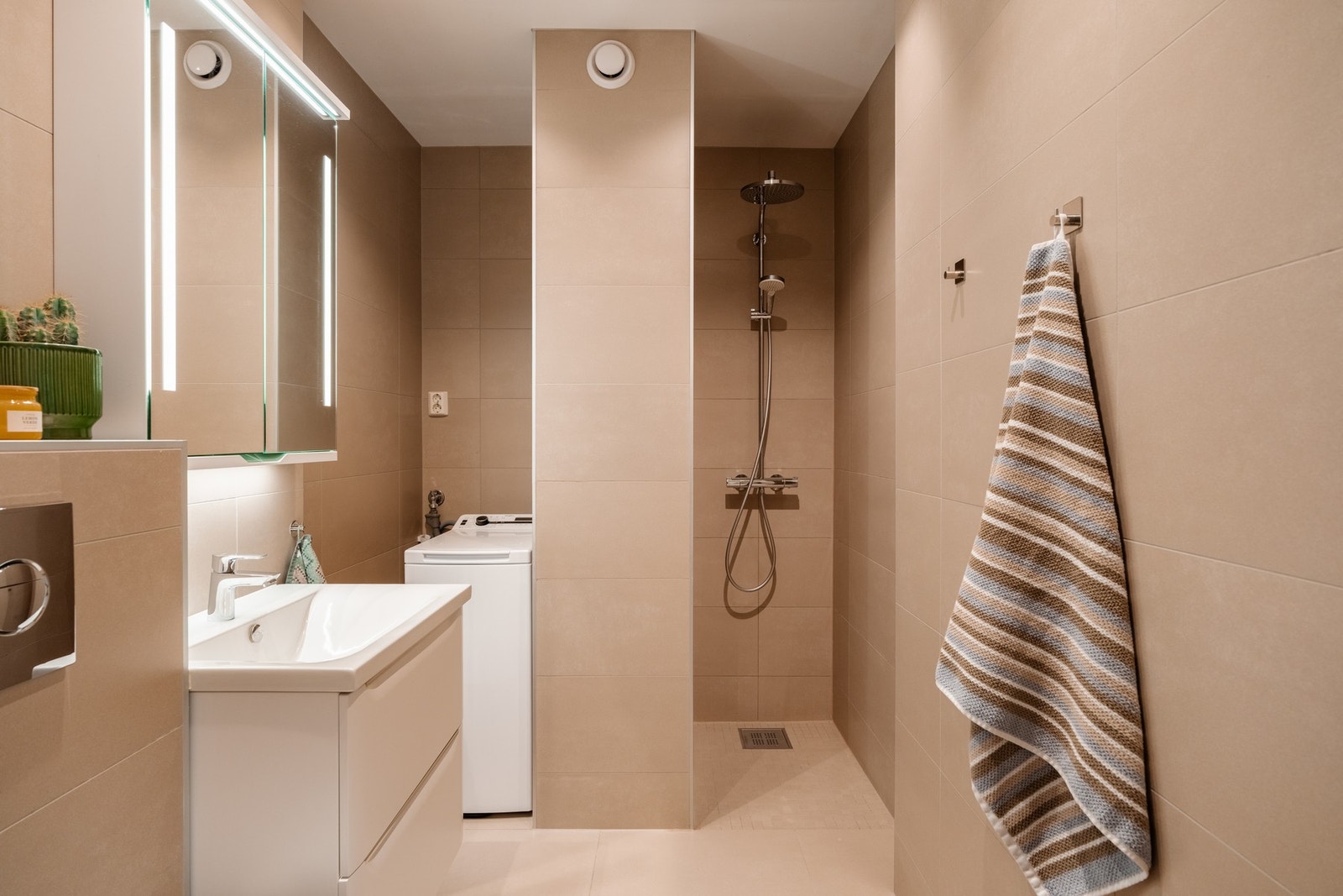 Lekkert og moderne bad pusset opp i 2020. Galleribilde