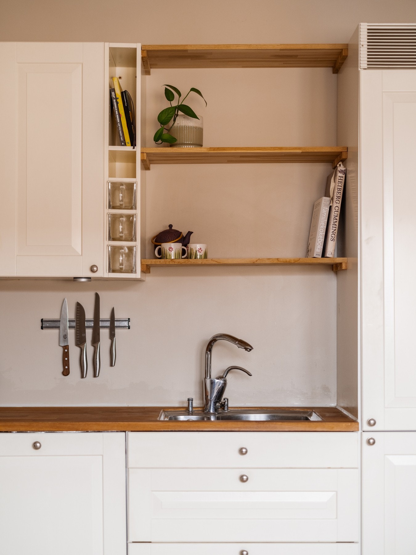 Integrerte hvitevarer: platetopp, stekeovn, oppvaskmaskin og kjøl-/fryseskap. Galleribilde