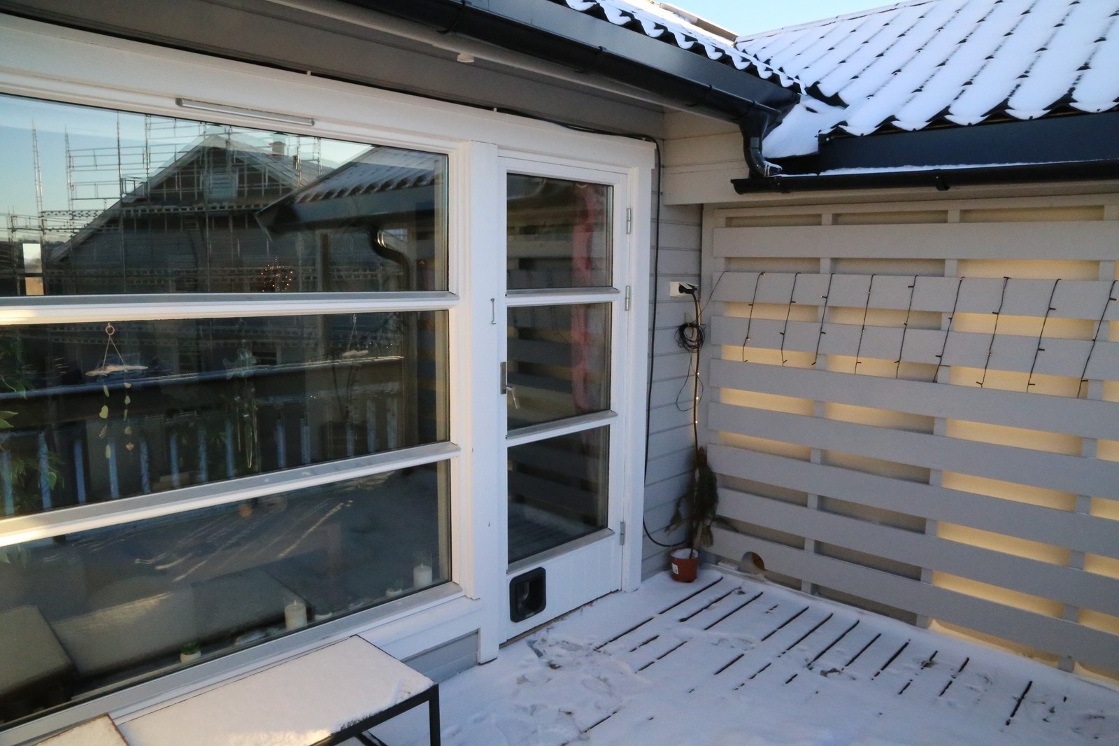 Balkongen måler ca 8,5 kvm Galleribilde