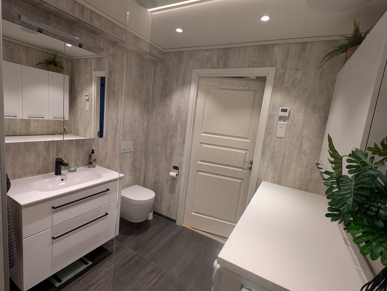 Lekkert flislagt bad fra 2018 som måler 5 kvm. Integrert høytaler i taket (Bluetooth). Galleribilde