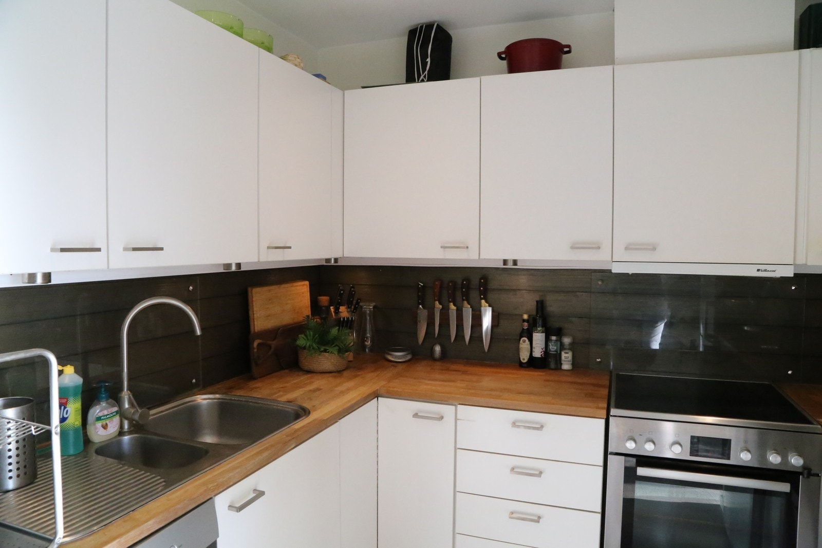 Kjøkkenet har rikelig med skap- og benkeplass. Galleribilde