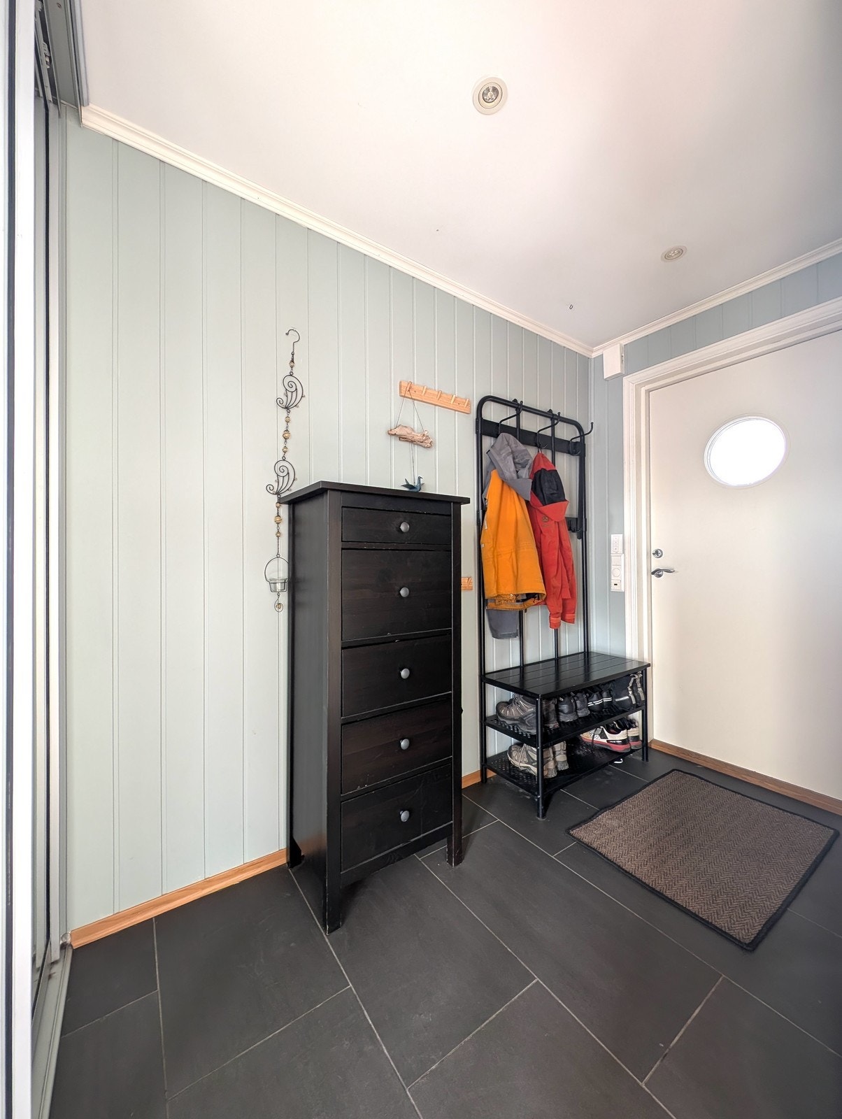 Det første du møter er en romslig entré med pratisk skyvedørsgarderobe og varme i gulv. Galleribilde