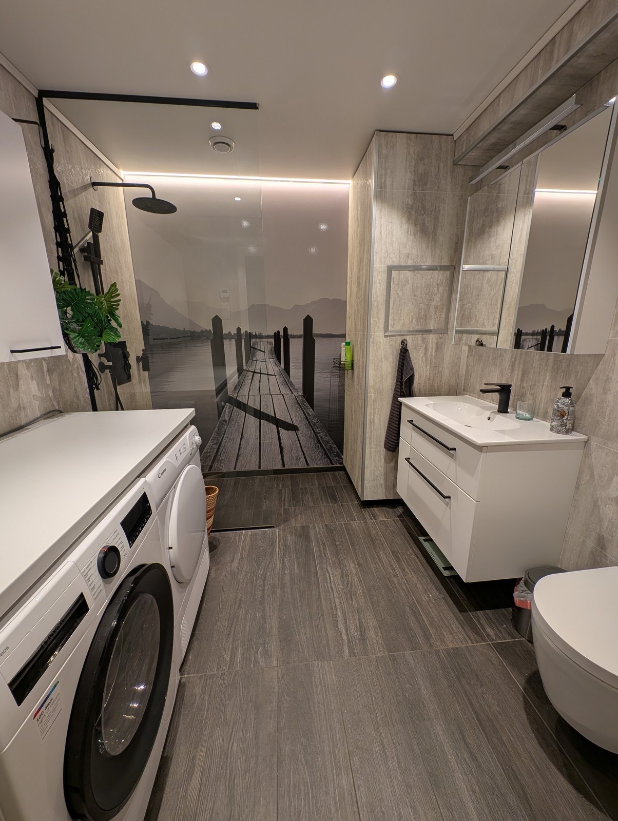 Badet nede har en praktisk vaske-sone med benkeplass. Galleribilde